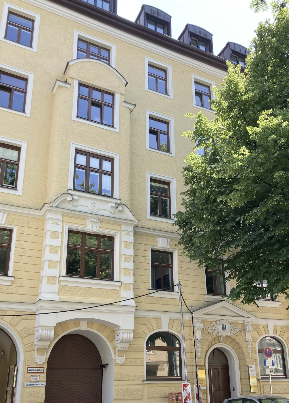 Historischer Eingangsbereich des Praxisgebäudes in München