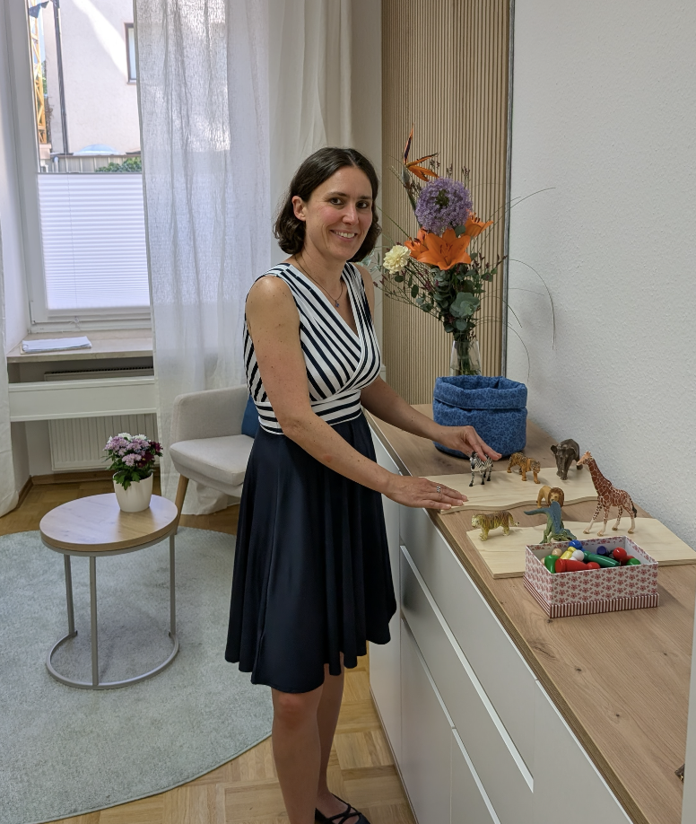 Melanie Jakob in der Praxis mit Material für therapeutische Arbeit