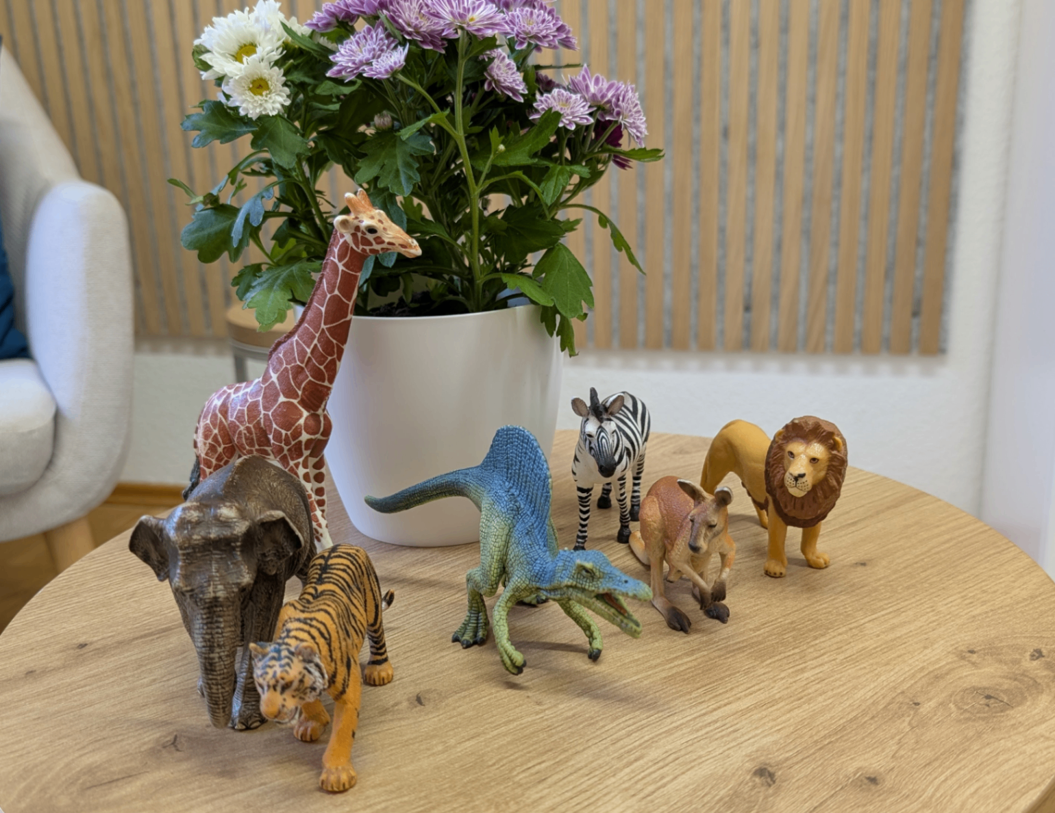 Spielfiguren und Blumen auf einem Tisch in der Praxis
