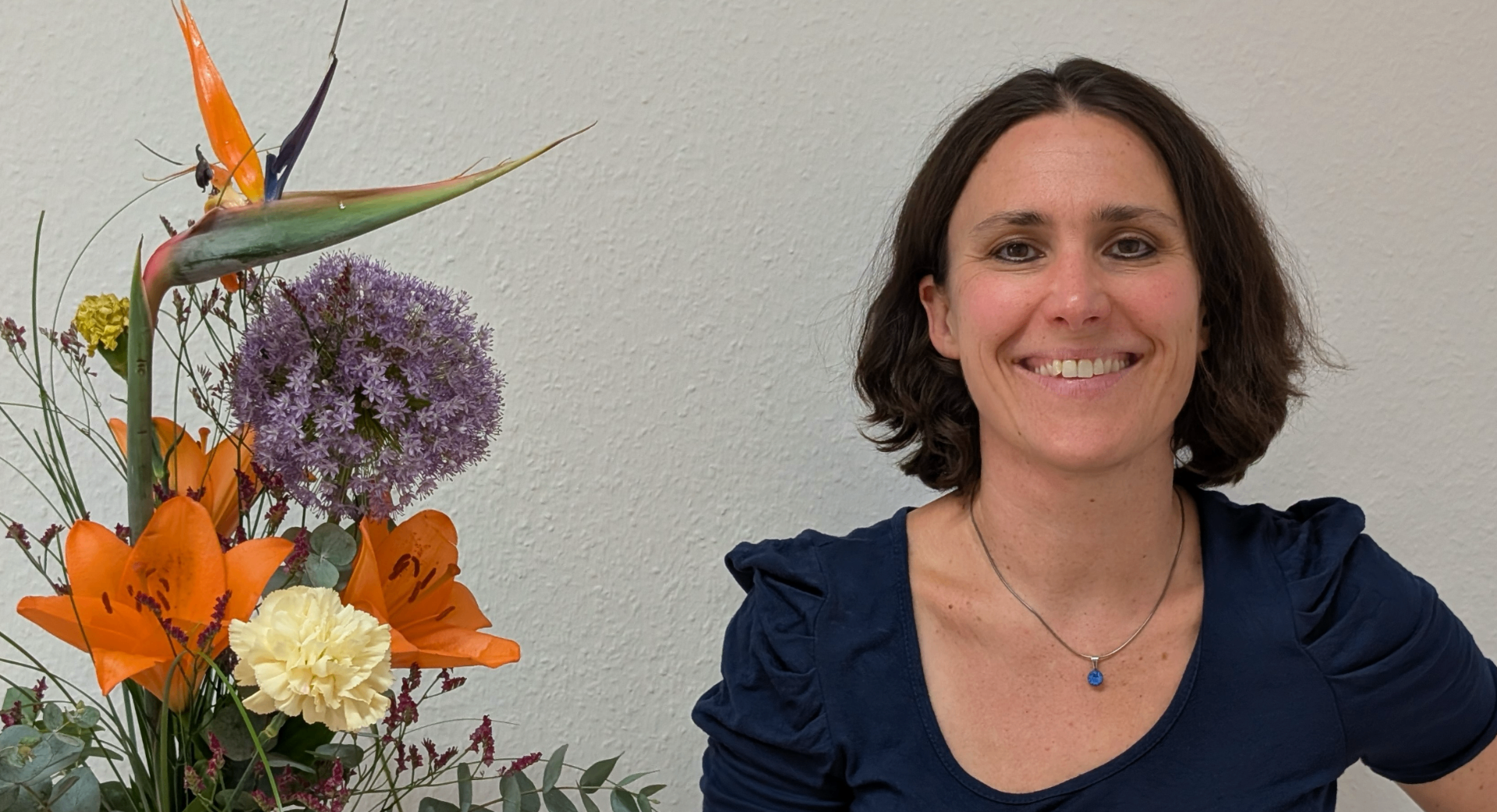 Melanie Jakob mit Blumen in ihrer Praxis