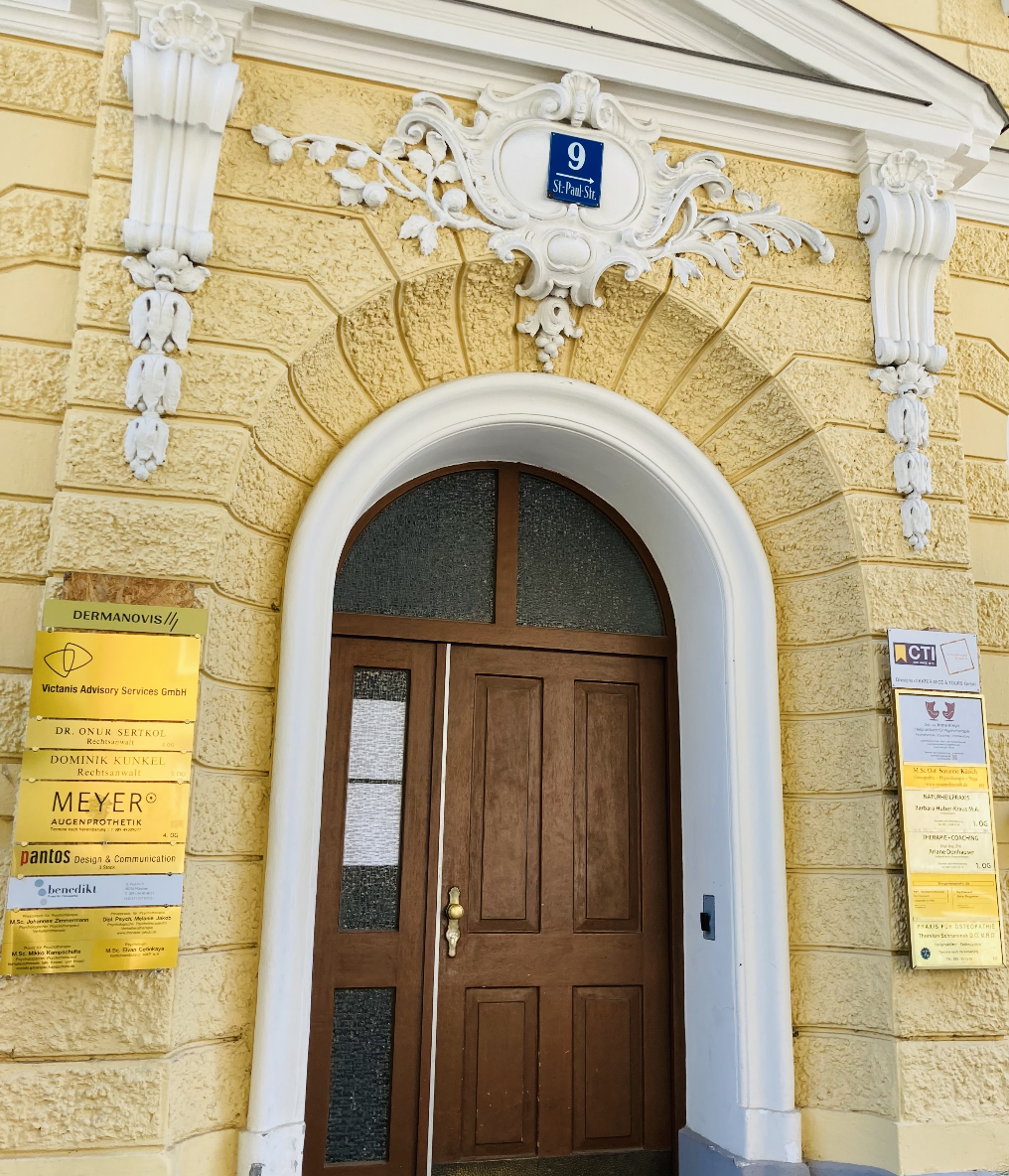 Historischer Eingangsbereich des Praxisgebäudes in München