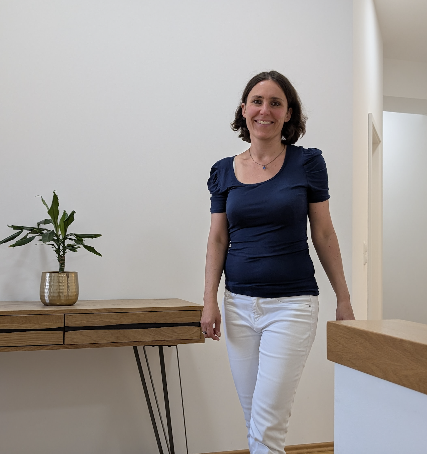 Portrait von Melanie Jakob in ihrer Praxis